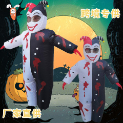 国境を越えてハロウィーンの祝日幽霊幽霊パーティーの舞台の雰囲気に道具を配置する邪悪な道化師の空気入り服