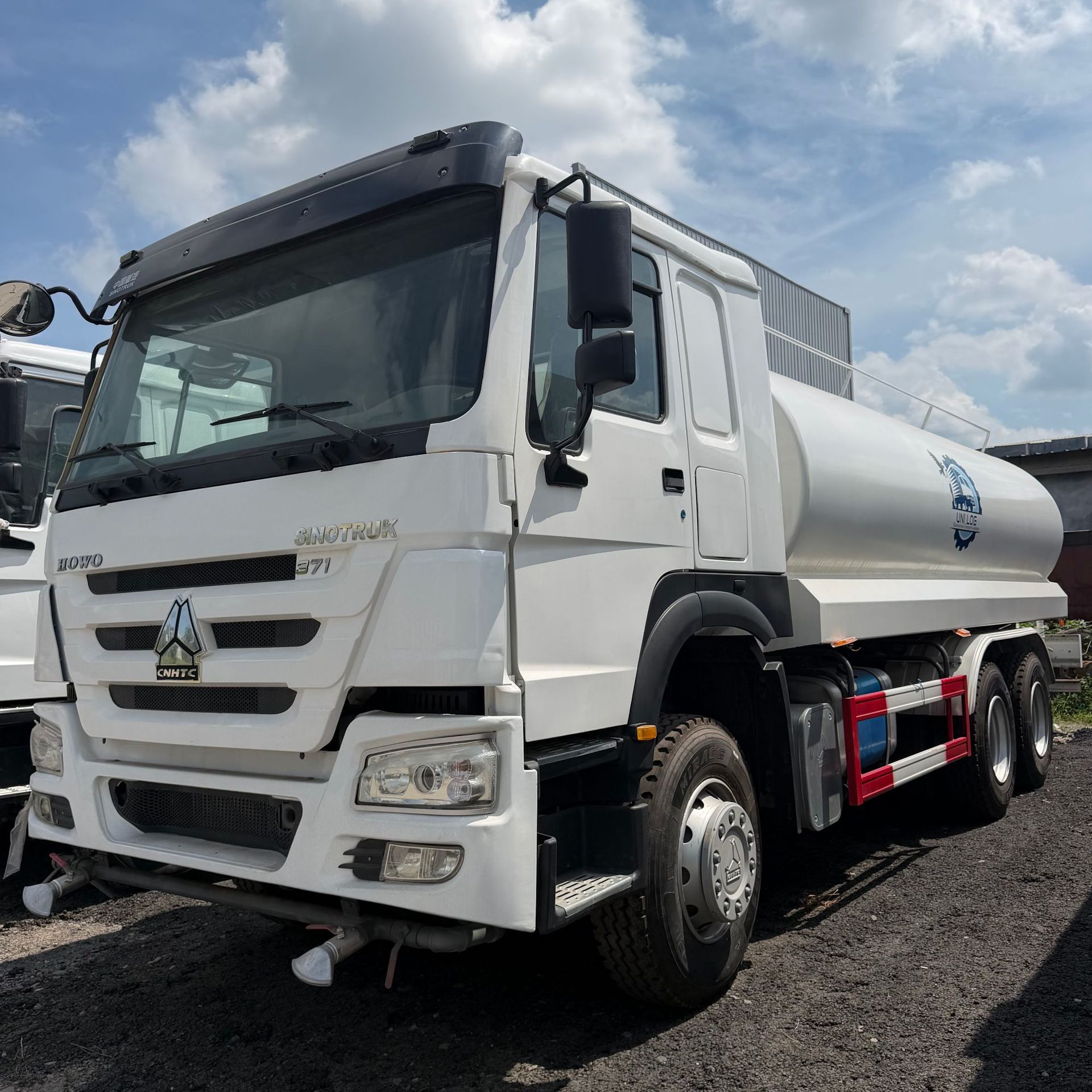 Sinotruk Howo 6*4 rear dual-axle sprinkler truck, eight-wheel multi-functional garden landscaping fog cannon dust suppression sprinkler truck