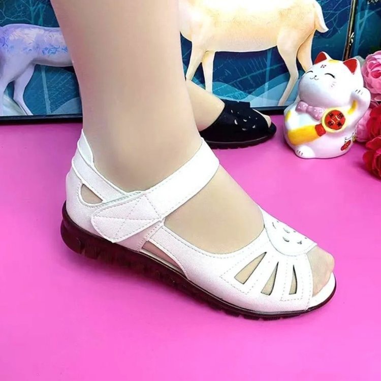 Sandalias de verano de explosión para mujeres 2026 nuevos zapatos de madre de tendón plano de mediana edad zapatos de playa