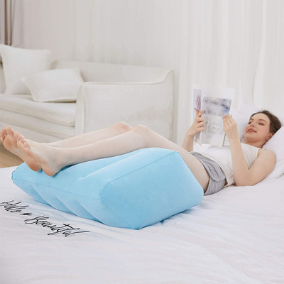 厂家定制环保PVC充气腿枕楔形枕便携旅行枕植绒脚垫脚枕脚凳OEM
