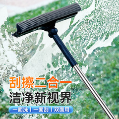 ガラスの神器を拭きます。家庭用両面ワイパーで外窓を拭きます。