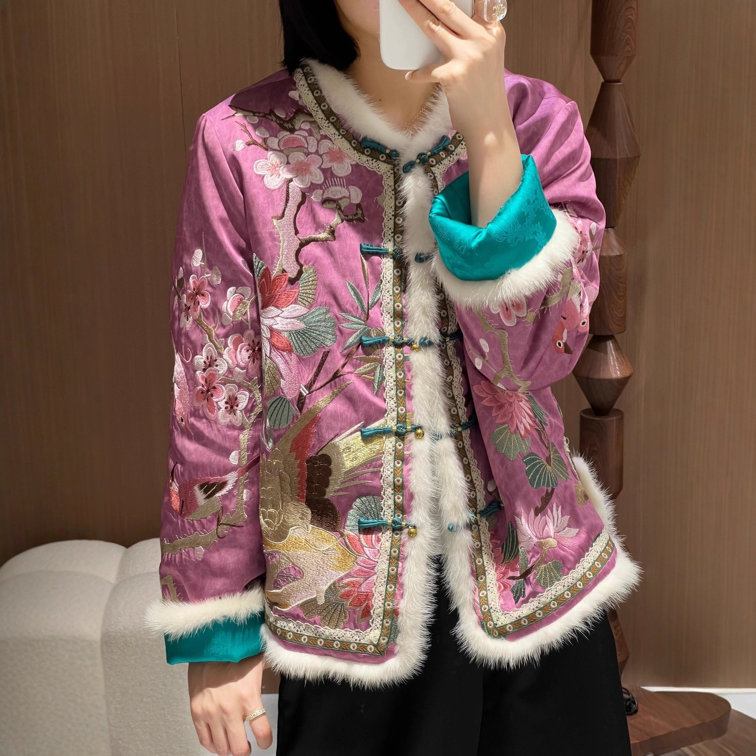 二色 秋冬款新中式国风重工鹊上枝头刺绣盘扣水貂毛夹棉外套棉服