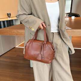 真皮头层牛皮波士顿女包2026新款通勤大容量单肩斜挎包简约高级感