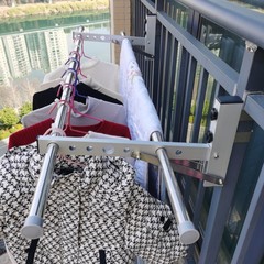 布団を干して服を掛けます。窓の外のハンガーは穴を開けないでください。