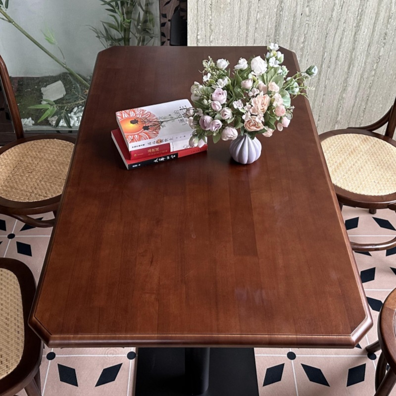 Mesa y silla de café retro combinación de dulces y sillas de panadería de leche y té, mesa de madera maciza, restaurante occidental americano, silla medieval