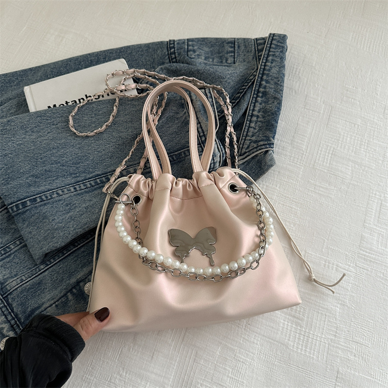 Mochila de mariposa plateada para mujeres 2024 nueva moda coreana cadena de perlas mochila de mano versátil