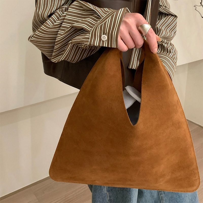 2024 autunno e inverno nuova borsa a mano piccola in pelle scamosciata alla moda borsa a triangolo hobo_voghion.com