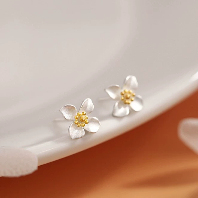 [Luyi] Женские серьги Gardenia с проколотыми ушами, высококлассные серьги, новый горячий стиль 2026 года, не нужно снимать серьги во время сна