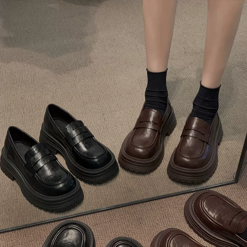 Толстая подошва один педаль простой ретро маленькие кожаные туфли женские весенние 2025 новые повседневные кроссовки