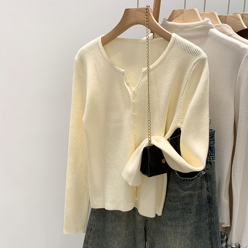 Chanel Style Knitted Base Shirt Women's Autumn 2025 New Design Sense Pearl Decorated V-Neck Long Sleeve Inner Top