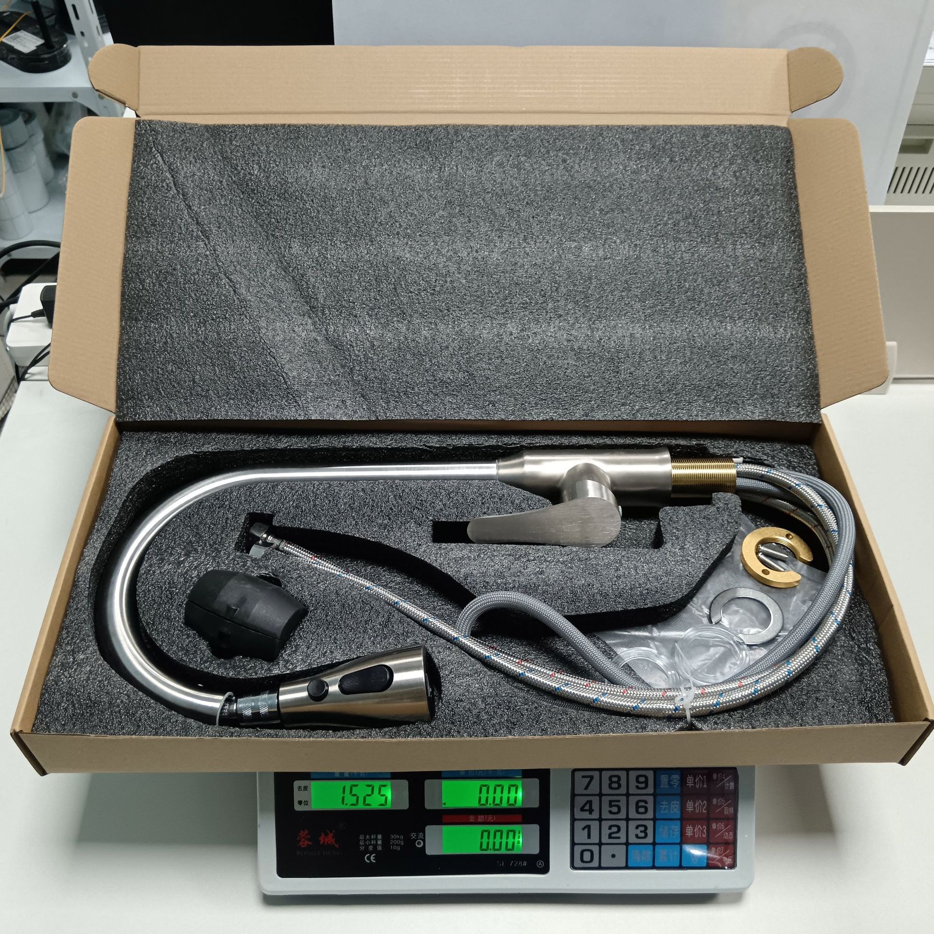 Tire grifo cocina caliente y frío fregadero de acero inoxidable fregadero doble salida de agua retráctil grifo giratorio al por mayor