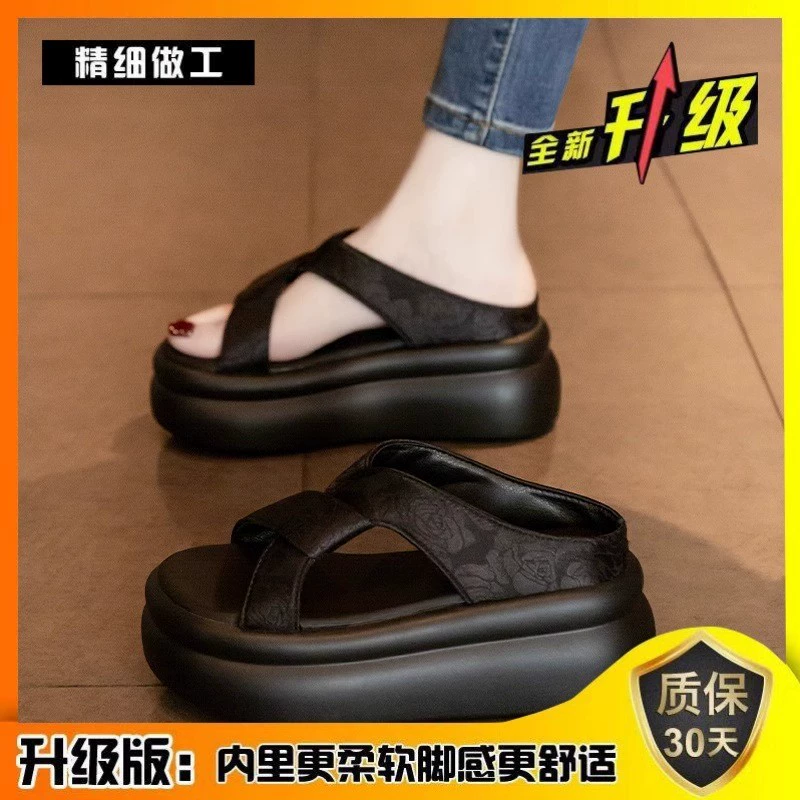 Маленькая толстая подошва увеличила холодные тапочки женская летняя одежда 2025 новая фея на высоком каблуке с юбкой пляжные сандалии