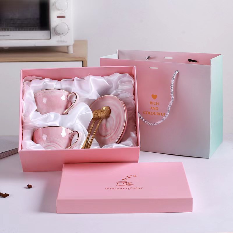 Luz de lujo taza de café traje de estilo europeo de alta apariencia taza y platillo taza de café de cerámica de alta gama exquisito juego de té de la tarde británica