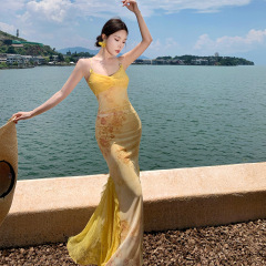 2025新款黄风铃旅游度假风印花弹力修身显瘦吊带气质连衣裙