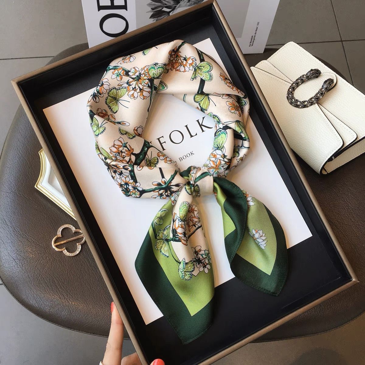 70cm pequeña toalla cuadrada primavera y otoño universal sensación de alto nivel de seda simulación bufandas de seda para mujeres con camisa de decoración profesional bufandas de cuello