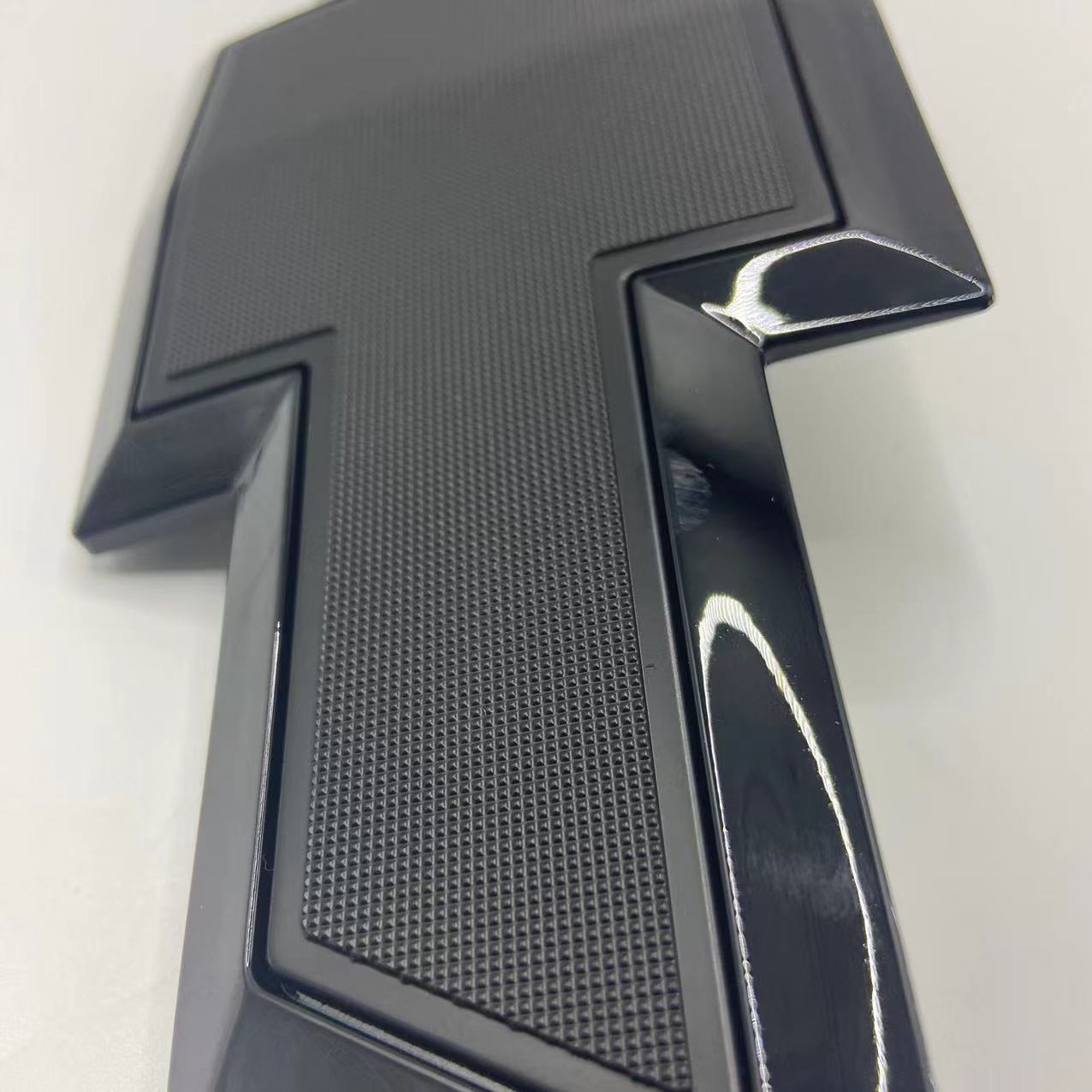 Suitable for Chevrolet pickup truck SILVERADO front and rear car logo Solod modified middle net logo rear trunk labeling