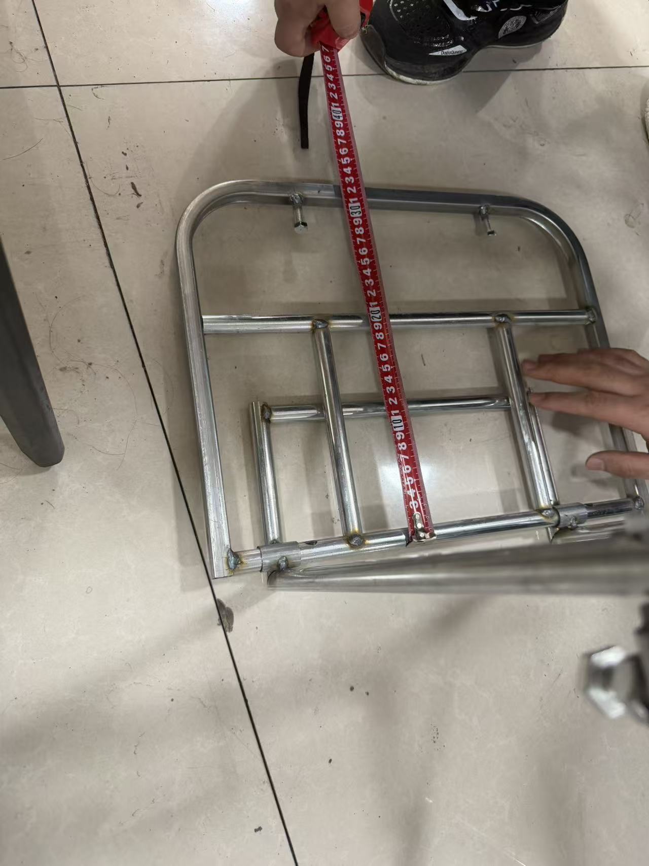 New Model of Electric Scooter Motorcycle Frame with Foldable Heavy-Duty Rack for Street Vending, Two-Wheeled Electric Vehicle Cargo Rack