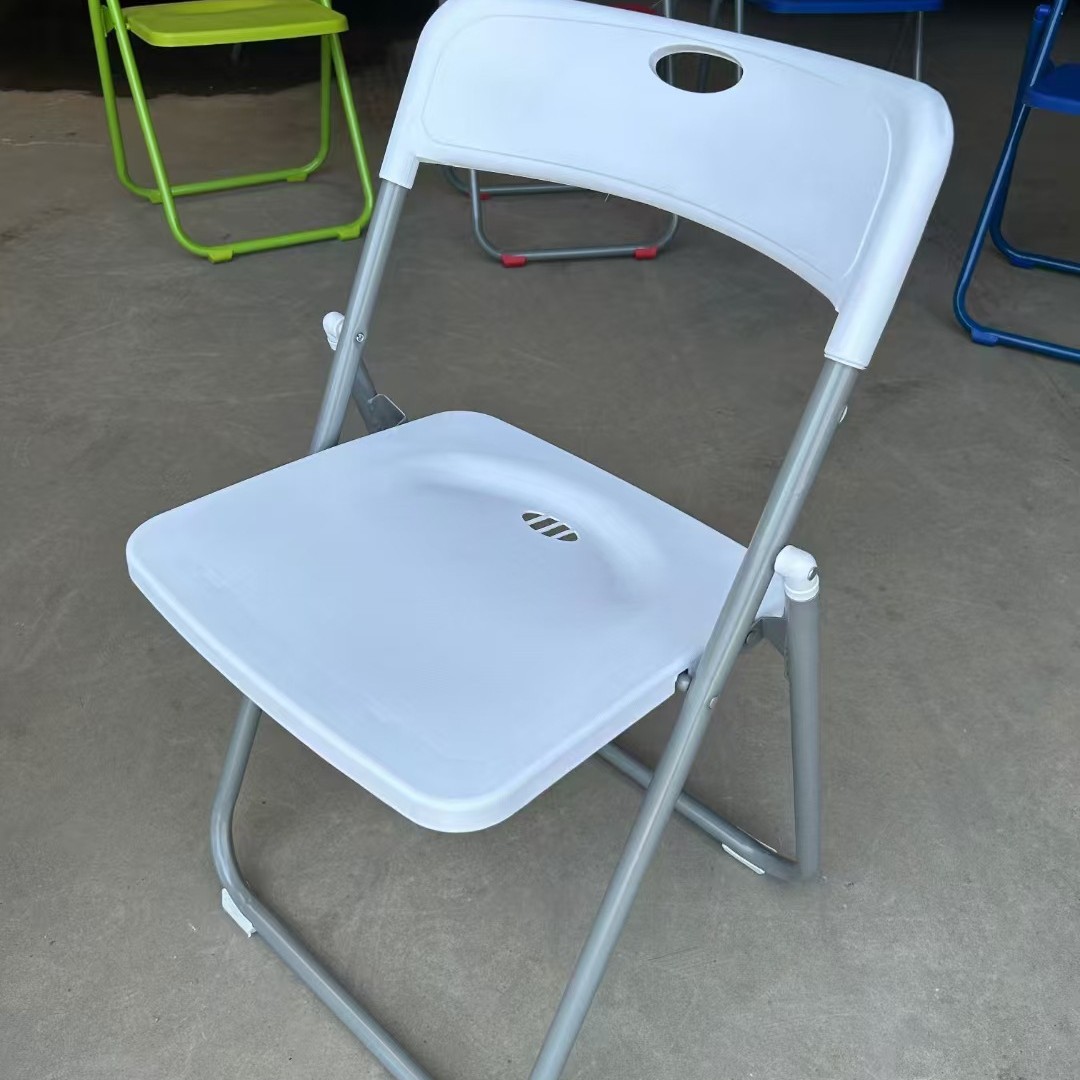 플라스틱 의자, 회색 다리, 흰색 좌판