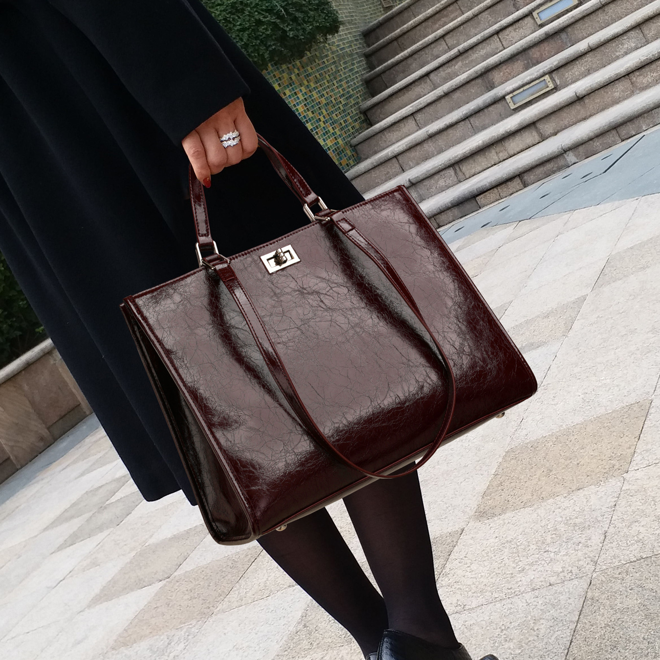 Women's Genuine Leather Handbag 2026 New Large Capacity Tote Bag Versatile Black Handbag Shoulder Bag For Commuting - Thumbnail 3