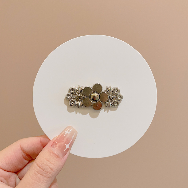 La cintura de los jeans se cambia a un botón de cintura pequeño, broche, falda de mujer, ajuste de cintura, dispositivo de ajuste, alfiler, botón anti-luz fijo