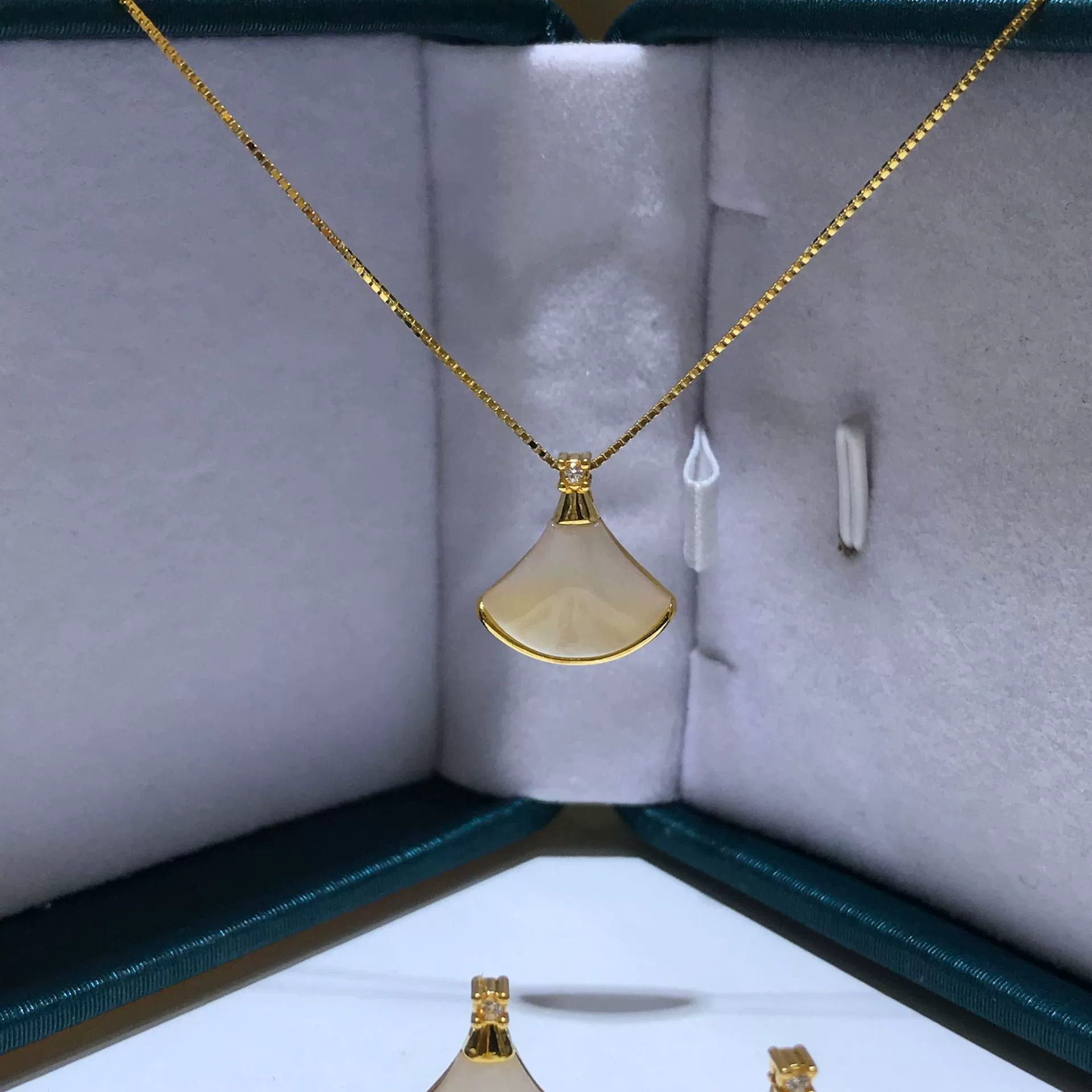 18K золотое колье с подвеской в виде маленькой юбки au750, высококлассный дизайн, веерообразная цепочка для ключицы, нишевый доступный люкс, белое жемчужное ожерелье