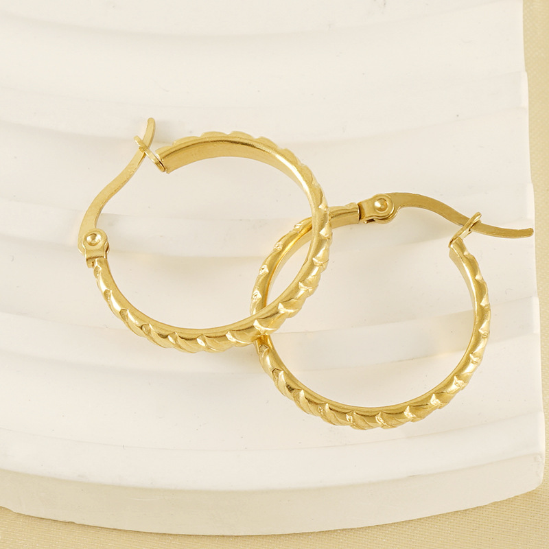 18K oro nicho diseño sentido oído hebilla de acero inoxidable pendientes femeninos europeos y americanos de titanio de acero retro liso anillo pendientes femeninos