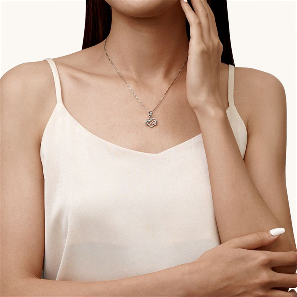 Colar com pingente de serpente em forma de coração com diamantes_voghion.com