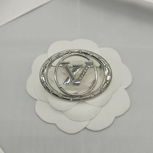 V family small fragrant fashion corsage European and American cross-border letter brooch