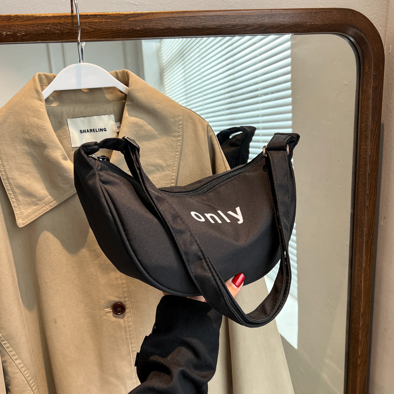 2022 nuevo bolso de las mujeres de alta calidad de moda todo partido hombro bolsa de mensajero popular estilo occidental nylon dumpling pequeña bolsa de moda