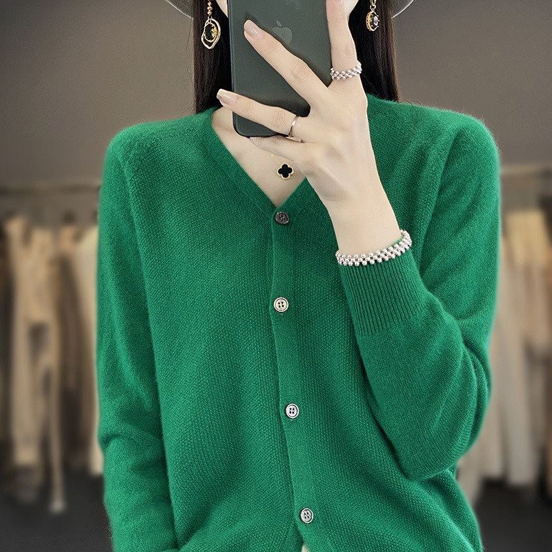 2024 spring new solid color V-neck Andy Velvet first-line molding loose slimming commuter seamless knitted cardigan