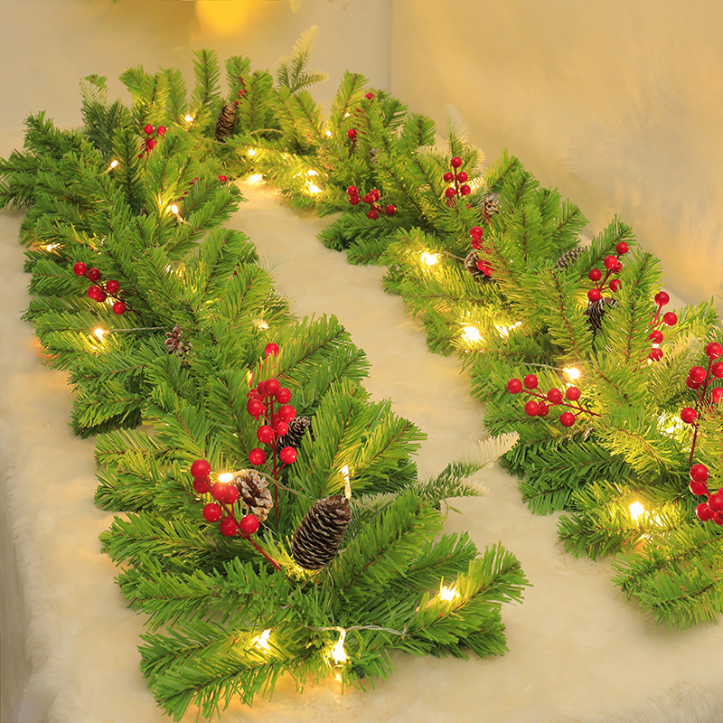 クリスマスの植毛は雪の松の枝をくっつけて装飾品の藤の条を持ってホテルのショーウインドーの扉を飾って壁面の学校のレストランを掛けます。|undefined