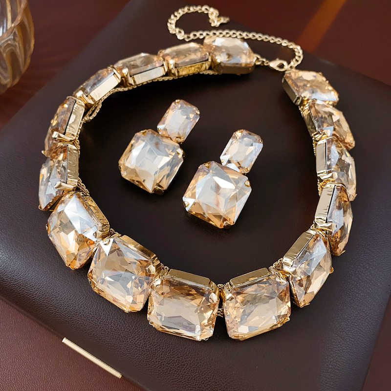Pendientes cuadrados con incrustaciones de diamantes Collar de dos piezas Pendientes de temperamento exagerado de todo fósforo de moda Accesorios de vestir de alta gama de lujo ligero