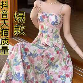 今年新款法式复古碎花吊带连衣裙女夏仙气沙滩裙感海边度假长裙子