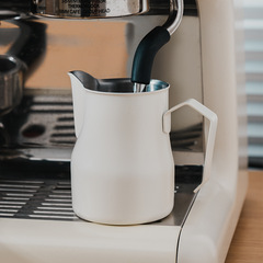メーカーの卸売りのコーヒーの花を引くかめのイタリア式のステンレスの大きい腹の花式のコーヒーはミルクの杯の器具の長い口を打って花の杯を引きます
