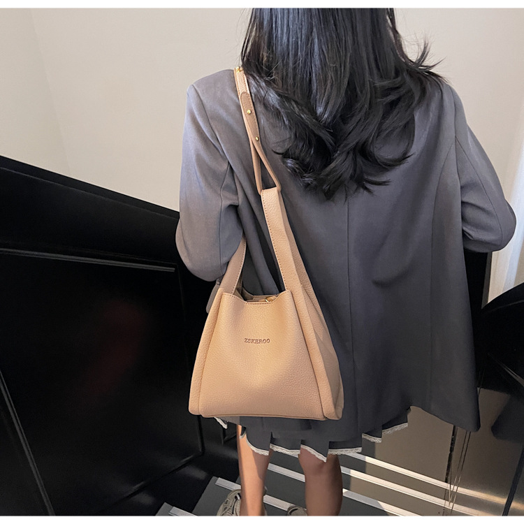 This year's popular bags for ladies are the 2025 new Korean-style simple and versatile crossbody bag and the retro commuting hand-held bucket bag undefined