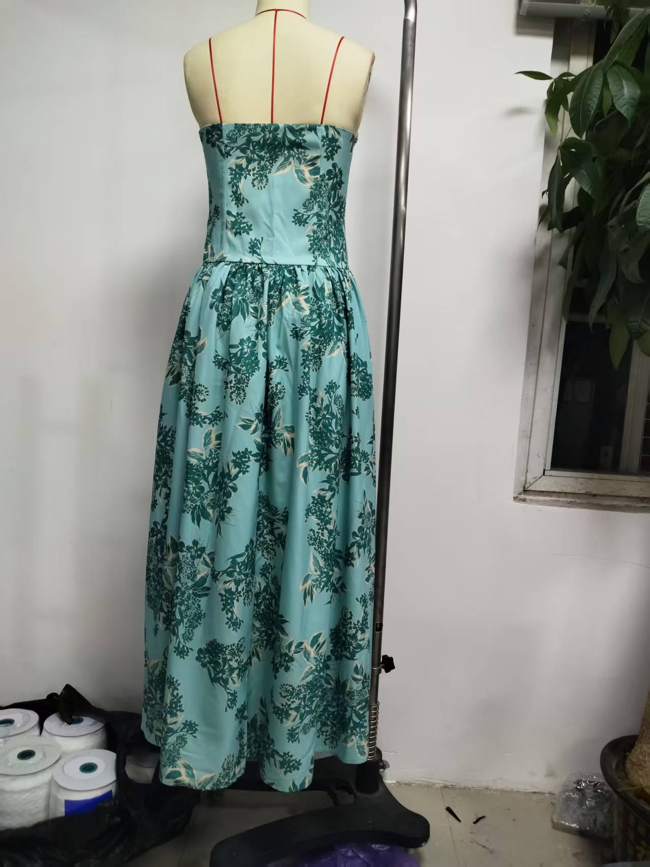 Rochie lungă boemă tip tub cu umerii goi și imprimeu pentru femei_voghion.com