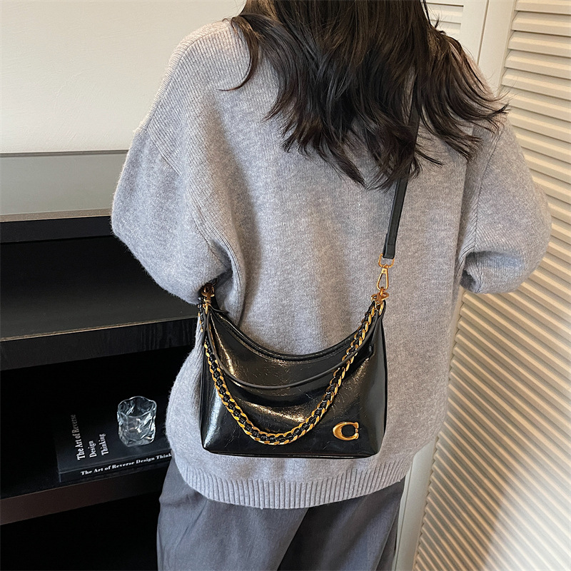 Bolso de mano transfronterizo de alta calidad, bolso de brazo brillante para mujeres, otoño y invierno 2025, nuevo tipo de bolso de hombro de cadena, bolso de moda.