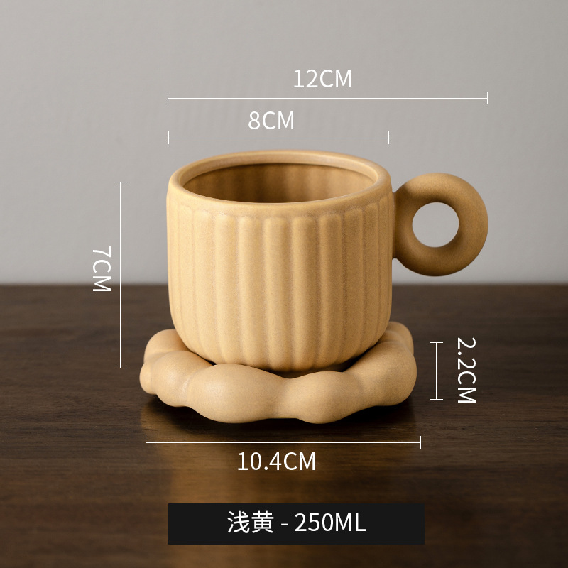 Taza de café de alto valor francesa de estilo europeo, diseño de lujo ligero, combinación de tazas y platillos para el hogar, personalidad de alta calidad, taza de té de la tarde