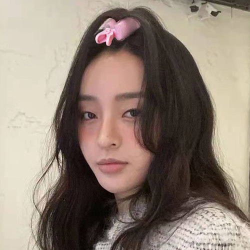 Instagram-famous root-lifting clip for bangs, hair-securing pad to boost roots—perfect for air bangs and curly locks; the ultimate tool for voluminous hair.