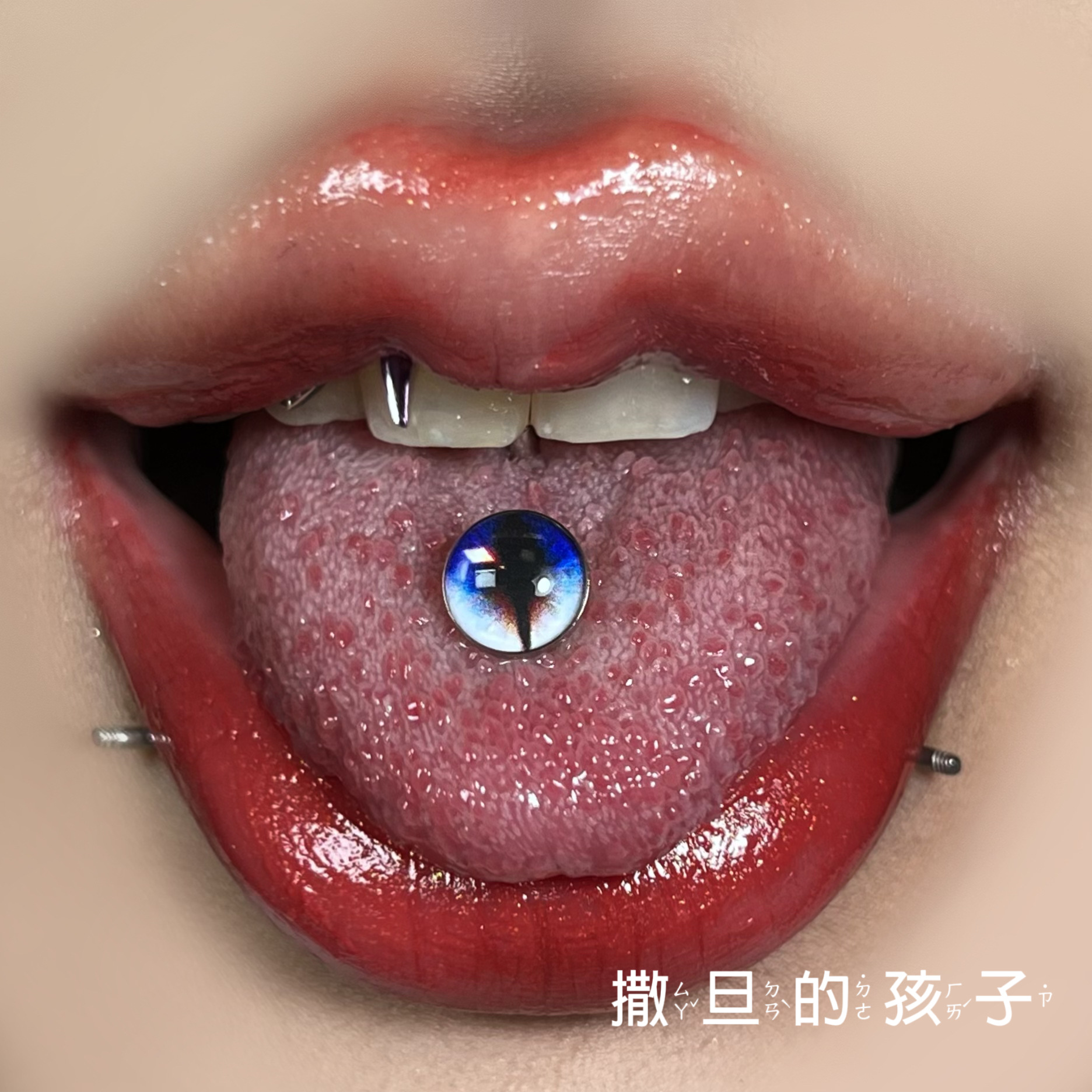16G labret stud size and finish detail