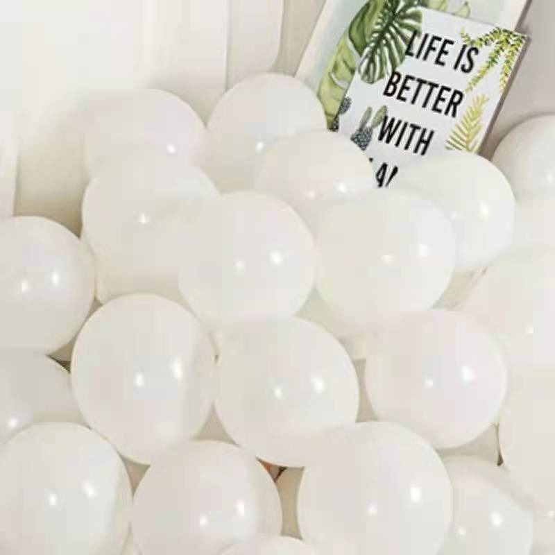 誕生日に風船を配置して結婚します。現場に風船を配置します。|undefined