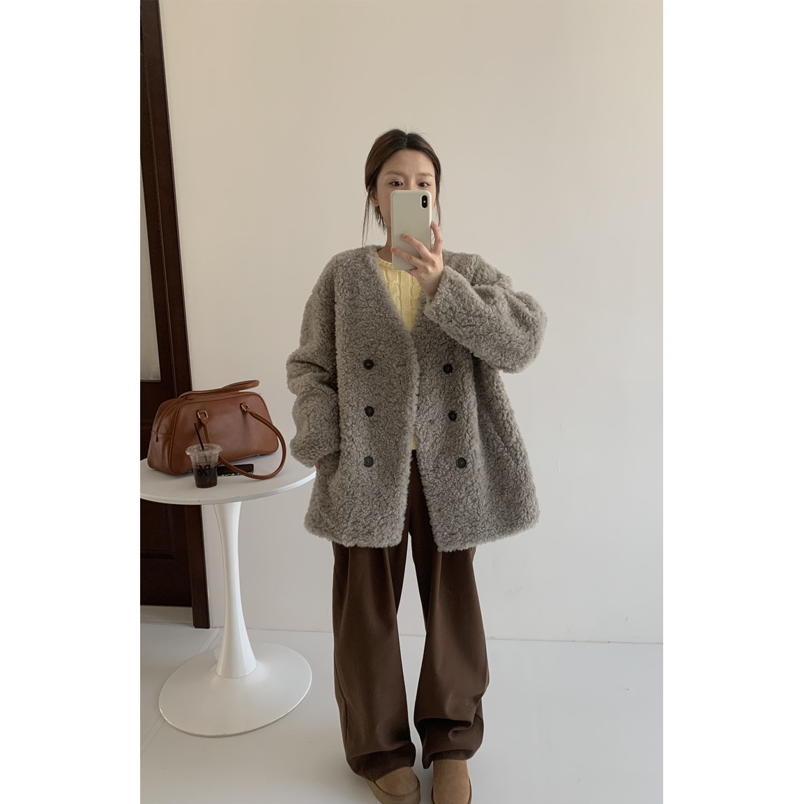 怠惰なスタイルのソフトでワックス状の韓国スタイルのラムファーコート女性のミッドレングス2025冬毛皮コートVネックファーオールインワン