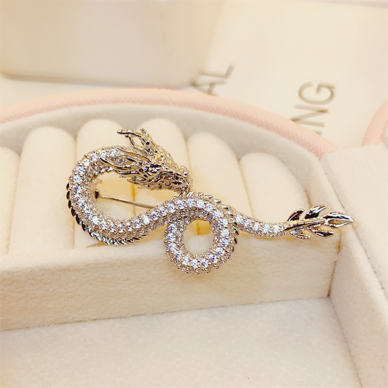 Nuevo deseo dragón broche femenino de alta gama traje creativo Dragón en forma de ramillete accesorios pin dragón año Zodiaco joyería