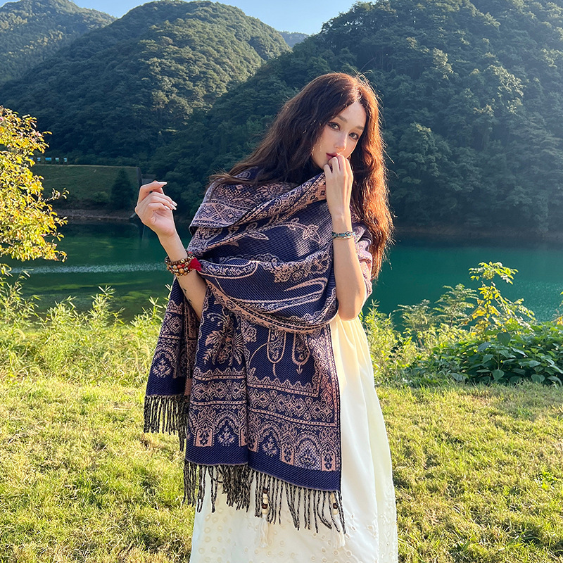 民族風のマフラーの女性は冬に保温エアコンの部屋のストールを厚くします。|undefined