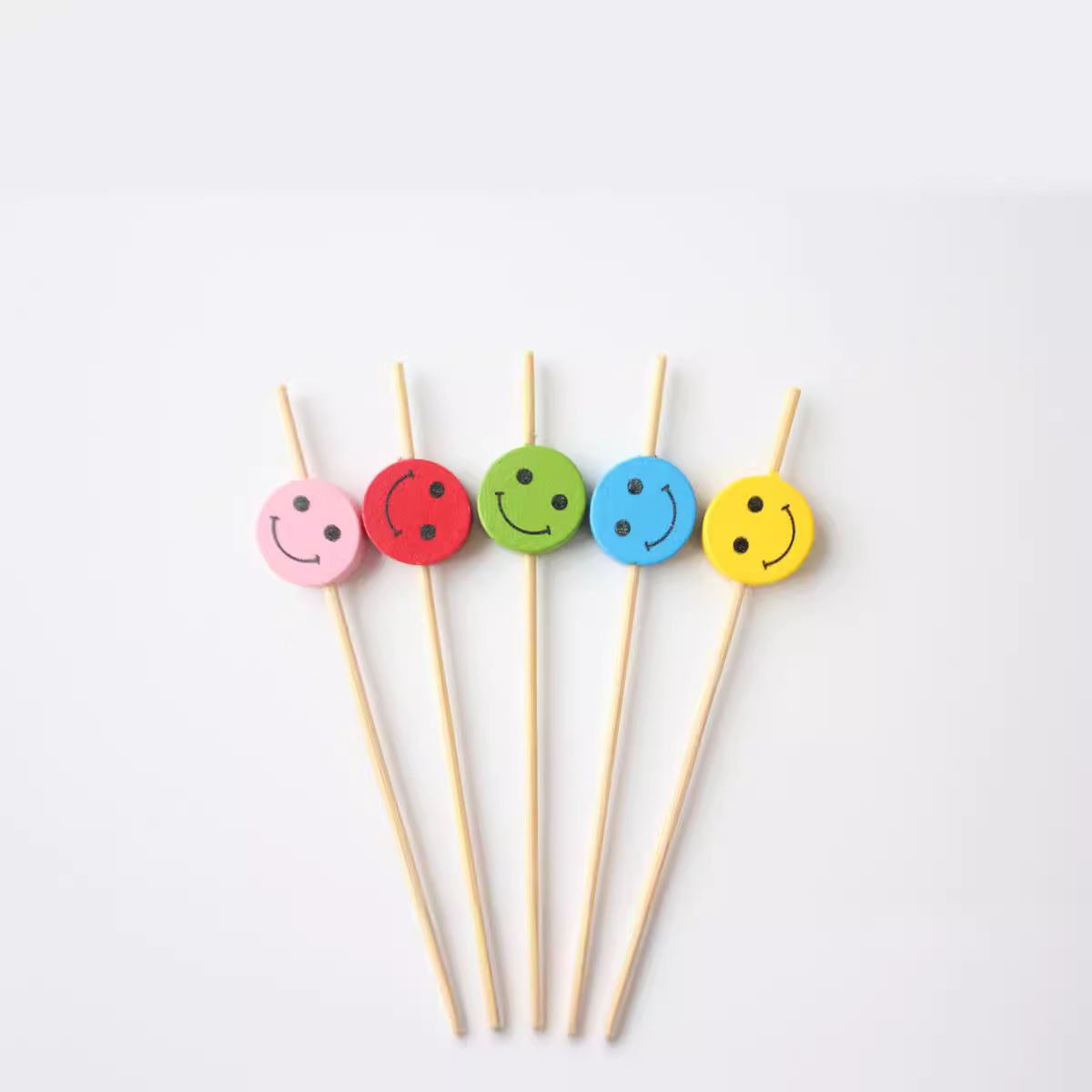 Fábrica al por mayor lindo sonriente cara mixta dibujos animados fruta palo comida palo de bambú desechable prueba palo fijo hamburguesa