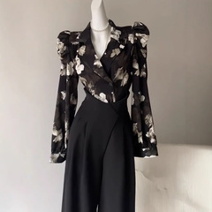 フランスのデザイン感vネックの花の泡の袖のシャツの女性2025春夏のハイウエストはやせています。