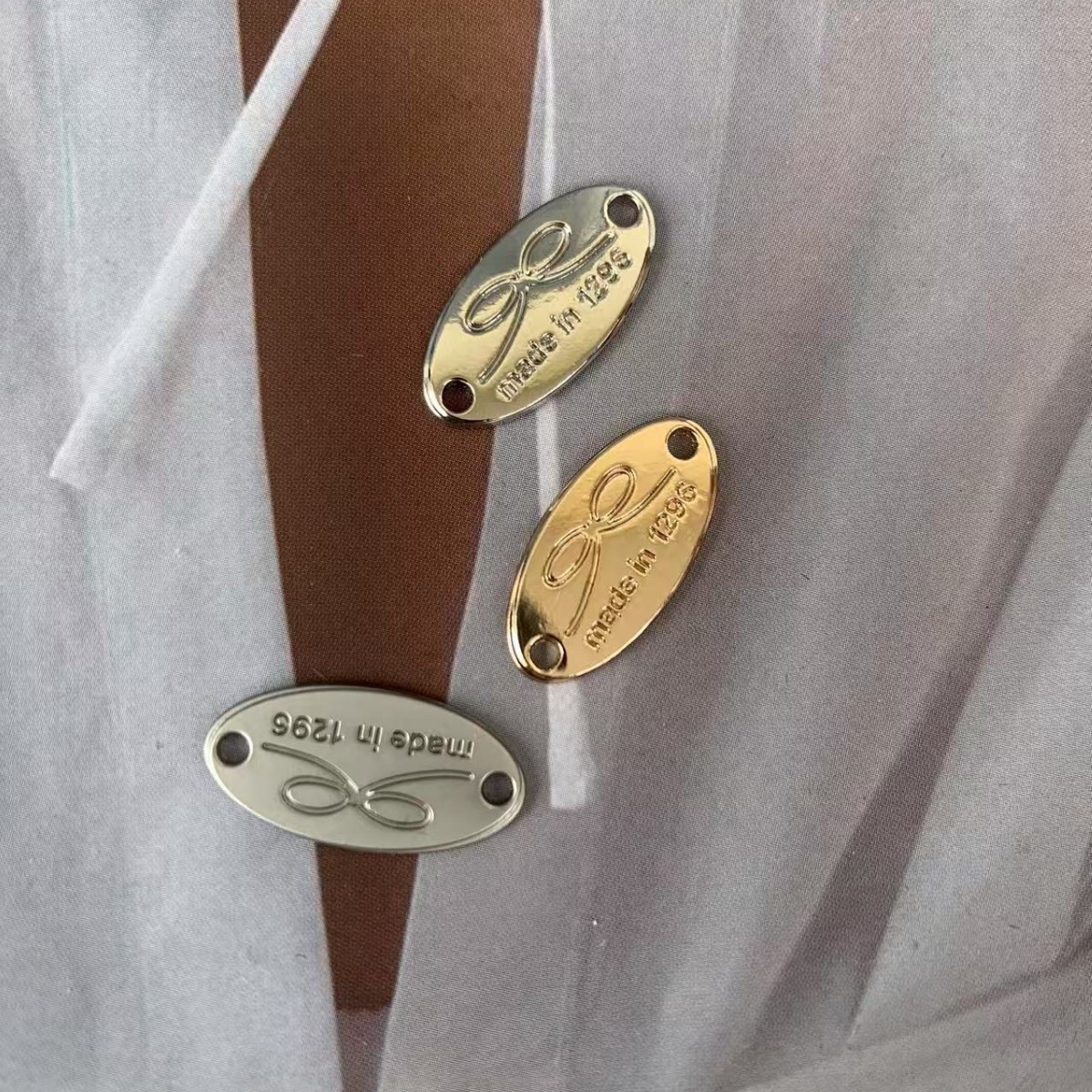 Nuevo estilo de moda alfabetizado DiDi accesorios de joyería metálica arco zapatos sombreros calcetines accesorios de ropa colgante