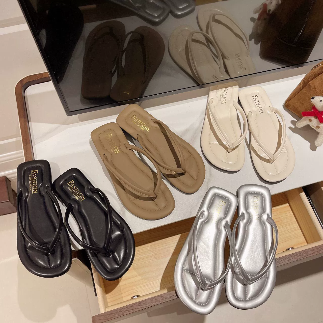 Модные шлепанцы, летние тапочки, слитм/slidet for toes?