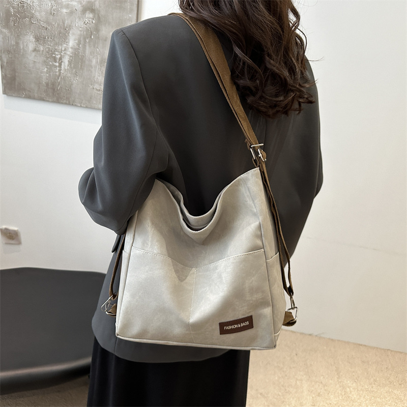 2024 otoño y invierno tendencia de nicho nuevo tipo de mochila de hombro para mujeres moda casual versátil mochila de viaje casual