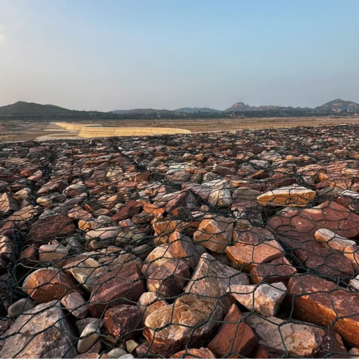 现货镀锌包塑石笼格宾网生产厂家河道治理固宾笼水利工程雷诺护垫